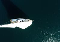 парусная яхта парусная лодка сверху паруса голубое море парусная яхта